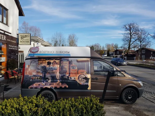 Fahrzeugbeschriftung Van mit Kaffeeröst Grafik und Buchungsaufdruck